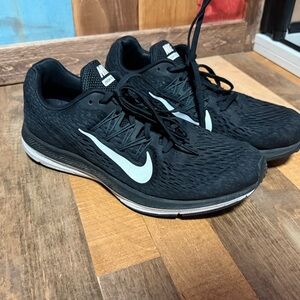Nike Zoom Winflo 5 Running Shoes – woman’s 10 , Black/White​